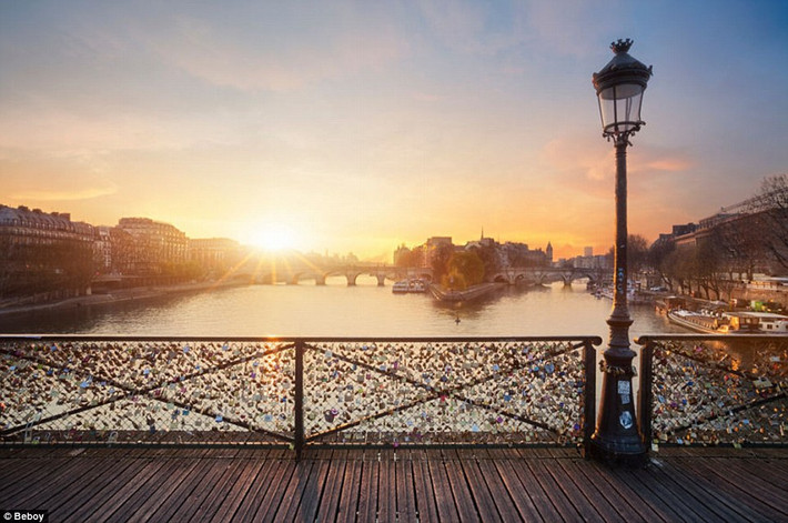 Nắng chiều muộn xuyên qua thành cầu khóa tình yêu ở Paris, Pháp. (Nguồn: Daily Mail)