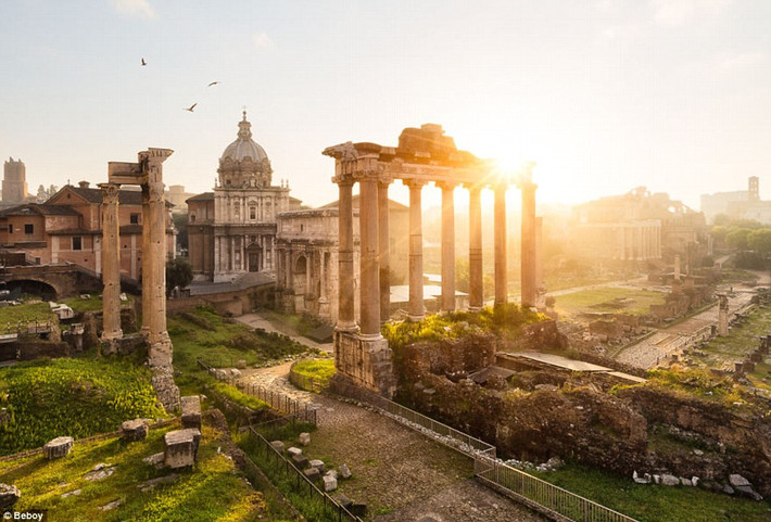 Nắng sớm bao phủ những công trình cổ kính tại thành phố Rome, Italia. (Nguồn: Daily Mail)