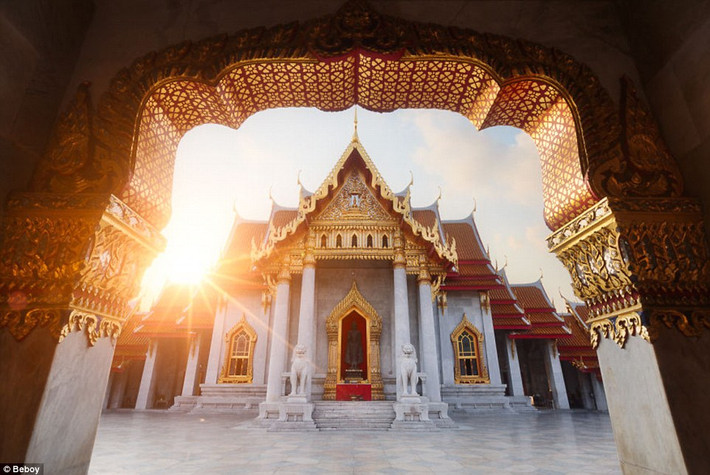 Nhiếp ảnh gia Grondin cho biết anh đã chĩa ống kính trực tiếp vào mặt trời tạo ra hiệu ứng đặc biệt như bức ảnh này, được chụp ở Bangkok, Thái Lan. (Nguồn: Daily Mail)