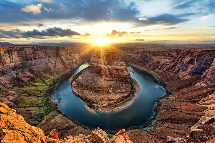 Khung cảnh hoàng hôn tuyệt đẹp trên hồ hình móng ngựa độc đáo ở bang Arizona, Mỹ. (Nguồn: Daily Mail)
