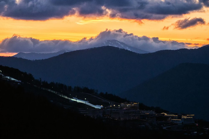 Khung cảnh mặt trời lặn giữa cảnh núi non hùng vĩ ở Sochi. (Nguồn: Sputnik)