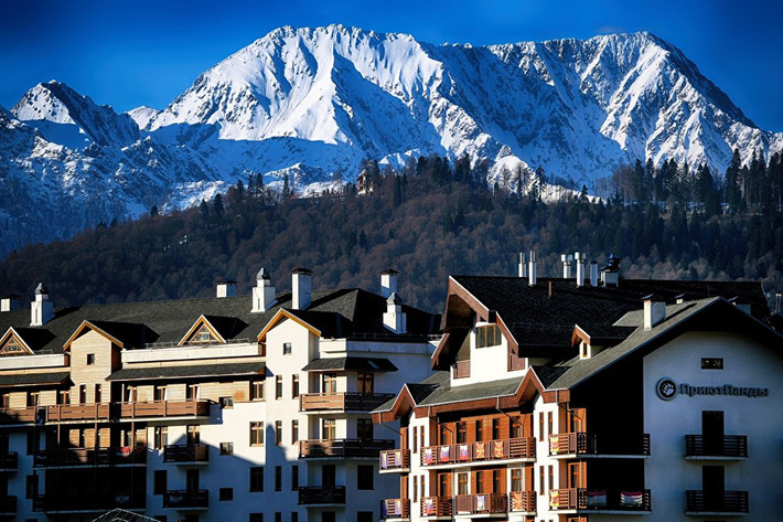 Rosa Khutor là thiên đường thể trao mùa đông như trượt tuyết. Vào mùa hè, du khác có thể tận hưởng những hoạt động khác như leo núi, cưỡi ngựa và khám phá thiên nhiên tại khu nghỉ dưỡng này. (Nguồn: Sputnik)