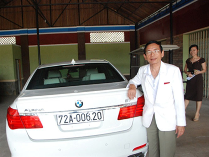 Ông mưu sinh bằng cách mướn một chiếc máy may cũ, đạp bằng chân, đặt trên vỉa hè trước trại lính để sửa quần áo thuê. Mỗi lần lính được cấp quân trang, cái rộng, cái chật, đại gia Lê Ân phải may cuống cuồng để kịp có đồ cho khách. Ảnh: Tinmoi.