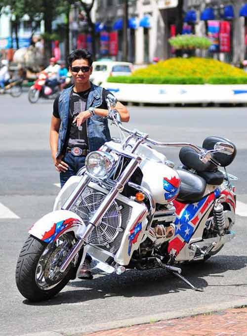Thế nhưng, hơn 20 năm trước, Công Mô tô là cậu bé đen nhẻm, gầy gò lang thang khắp nơi từ huyện Cần Giuộc, tỉnh Long An lên Sài Gòn, hàng ngày phụ việc đội bốc vác ở bến xe để kiếm miếng cơm. Ảnh: Zing.