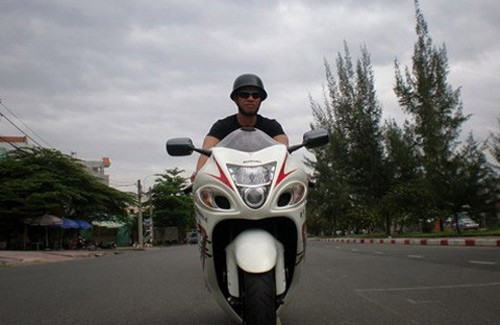 Sinh ra trong gia đình nghèo, công việc hàng ngày của Công Mô tô là mò cua bắt cá ở kênh rạch. 9 tuổi, Công Mô tô rời quê lên Sài Gòn. Tại đây, anh trải qua 7 năm bốc vác và ngủ vỉa hè với đủ mọi gian khổ. Ảnh: Zing.