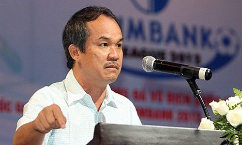 Bầu Đức là một trong những đại gia Việt có tuổi thơ vất vả. Sinh ra trong gia đình nông dân nghèo ở Nhơn Mỹ, huyện An Nhơn, tỉnh Bình Định, ông Đoàn Nguyên Đức (bầu Đức) ngày ngày dắt trâu ra đồng khi còn nhỏ. Ảnh: Vietnamnet.