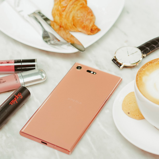 Điểm độc đáo nhất khiến Xperia XZ Premium thu hút giới trẻ là camera Motion Eye thế hệ mới với khả năng lấy nét siêu nhanh và quay video siêu chậm Super Slow Motion 960 khung hình/giây.