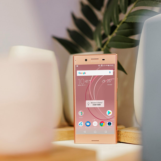 Tương tự phiên bản màu đen và Chrome đã ra mắt trước đó, Xperia XZ Premium Bronze Pink có thiết kế sáng bóng, trau chuốt từng chi tiết.