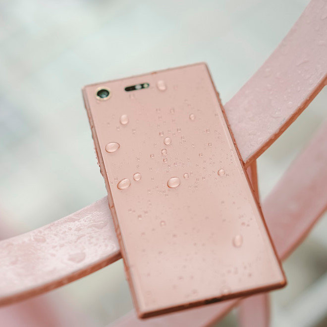 Về chức năng và cấu hình, phiên bản hồng quý phái của Xperia XZ Premium không mấy khác biệt so với dòng máy đang lưu hành trên thị trường. Màn hình 4K HDR tái hiện hình ảnh sắc nét và sống động như đang xem trên TV Bravia.