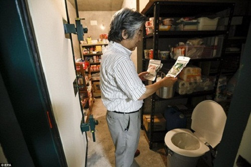 Nhà vệ sinh ngay trong hầm.