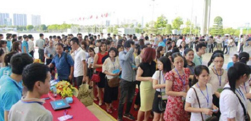 Rất đông người xếp hàng vào bên trong theo dõi lễ ra mắt BPhone 2017. Ảnh: Vnreview.