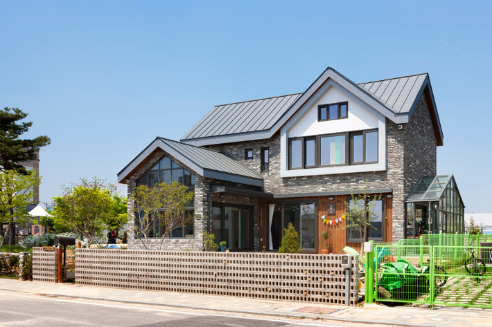 Trước nhà còn có sân chơi rộng rãi. Nguồn ảnh: Archdaily.