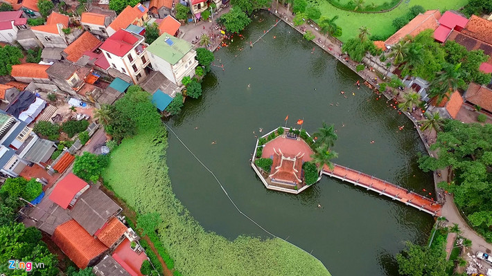 Nhìn từ trên cao, người dân chủ yếu tắm ở ven bờ, một vài thanh niên bơi ra xa hơn các cụ cao tuổi.
