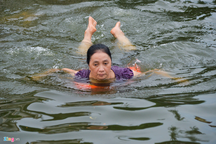 Sau nhiều ngày luyện tập, bà Phi Thị Quý đã thực hiện được nhiều kiểu bơi. “Mỗi ngày đi bơi về tôi ăn uống, ngủ nghỉ điều độ. Sáng hôm sau dậy cơ thể khoan khoái, khỏe mạnh hơn rất nhiều”, bà Quý chia sẻ.