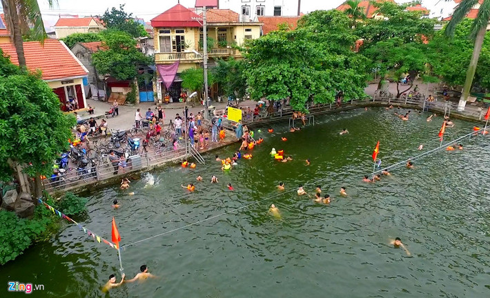 Ao làng ở xã Dương Liễu (Hoài Đức, Hà Nội) được cải tạo thành bể bơi. Người dân nơi đây ví nó như một công viên nước giúp cho mọi người vui chơi thỏa thích.