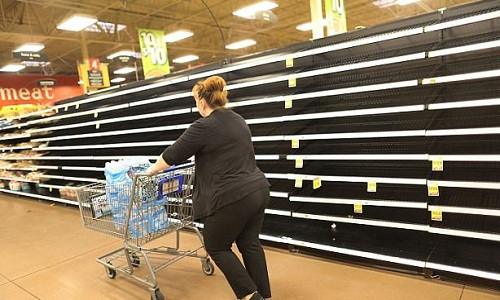 Siêu bão Harvey - cơn bão mạnh nhất ập đến Mỹ trong 12 năm qua đã khiến người dân lo sợ. Điều này khiến hàng triệu người Mỹ vét sạch siêu thị tích trữ lương thực. Ảnh: Getty Image.