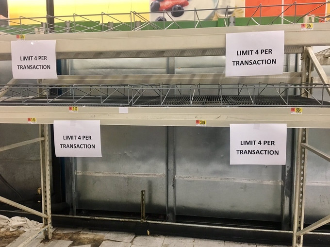 Một số siêu thị phải treo biển hạn chế 4 gói một lần mua. Ảnh: Cbsaustin.