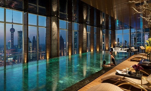 Một ngôi nhà có thiết kế hồ bơi lớn và sang trọng.