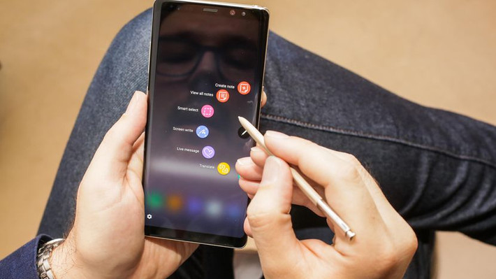 Riêng với bút S Pen mới, người dùng có thể viết lên màn hình Galaxy Note 8 bị ướt, hoặc thao tác ghi chú nhanh ngay trên màn hình khóa. Ảnh: Cnet.