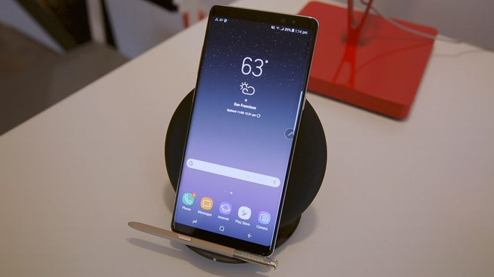 Sản phẩm mới của Samsung sở hữu màn hình vô cực Infinity Display, bút S Pen thông minh bản cải tiến và camera kép. Ảnh: Cnet.