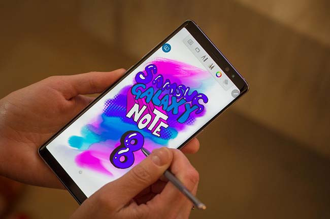 Chiếc bút S-Pen trên Note 8 được thiết kế chống đút ngược. Người dùng không thể đẩy nó vào ngược như trước kia. Bút S-Pen thế hệ mới cũng hỗ trợ IP68 để hoạt động được dưới nước, cho phép bạn tự do sáng tạo kể cả khi trời mưa. Ảnh: Cnet.