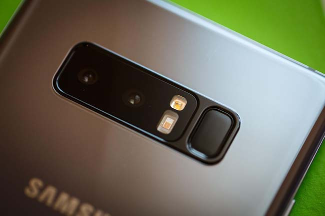 Camera là điểm sáng trên Note 8. Cụm camera kép có một ống kính góc rộng và một ống kính zoom 2x. Cả hai đều có chống rung quang học và sở hữu độ phân giải lần lượt là 12MP khẩu độ f1.7 và 12MP khẩu độ f2.4. Ảnh: Cnet.