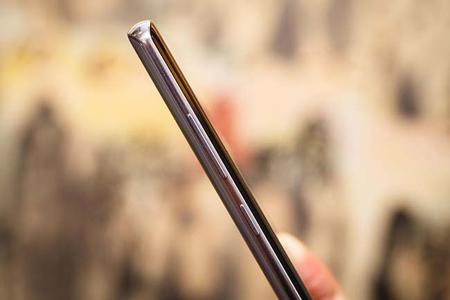 Cạnh bên Galaxy Note 8. Ảnh: Cnet.