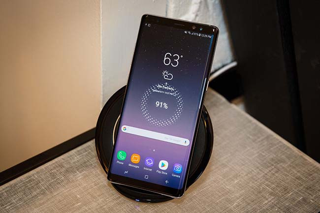 Galaxy Note 8 sở hữu màn hình lớn nhất trong các dòng sản phẩm Note (6,3 inch) nhưng chiều ngang lại giúp người dùng cảm thấy thoải mái khi cầm nắm bằng một tay. Ảnh: Cnet.