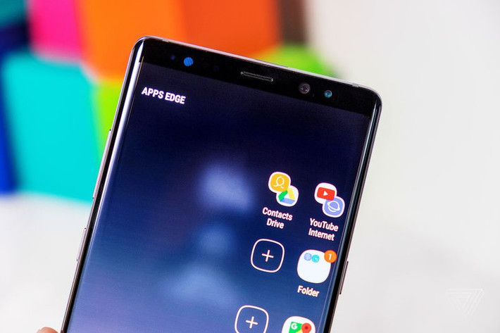 Samsung Galaxy Note 8 là một trong những siêu phẩm đang mong đợi nhất dịp cuối năm 2017. Được thiết kế dựa trên phong cách chủ đạo của Galaxy Note 7, nhưng Note 8 được cập nhật những tính năng mới hơn với camera kép ấn tượng, màn hình vô cực lớn và một số tính năng theo xu thế. Ảnh: Theverge.