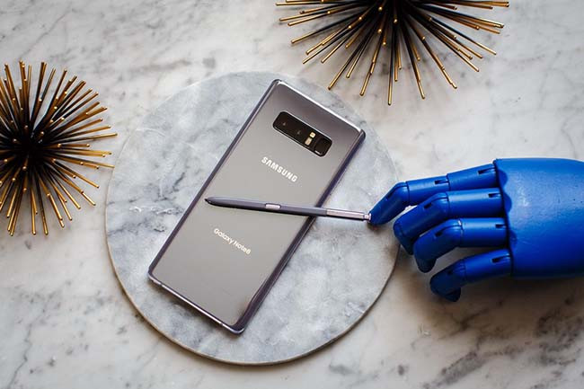 Dễ dàng nhận thấy, Galaxy Note 8 cứng cáp và nam tính hơn hẳn Galaxy S8. Ảnh: Cnet.