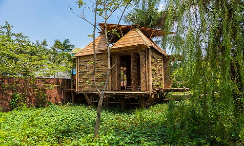 Tọa lạc tại khu vực Hoàn Kiếm, ngay giữa trung tâm thủ đô Hà Nội, ngôi nhà tre được coi mô hình giải pháp về chỗ ở cho nhiều đồng bào hàng năm phải đối mặt với lũ lụt.