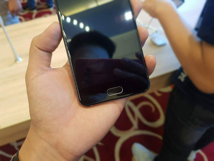 Điểm "khó chịu" nữa của Bphone mới bị khá nhiều người chê là tốc độ lưu ảnh lâu và độ trễ nhiều. Ảnh: Fpt.