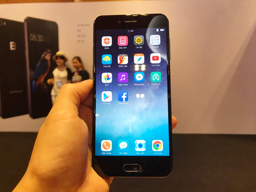 Ngay khi xuất hiện, Bphone 2017 lập tức tạo ra sức hút lớn trên truyền thông, mạng xã hội với nhiều ý kiến trái chiều. Ảnh: Dân Việt.