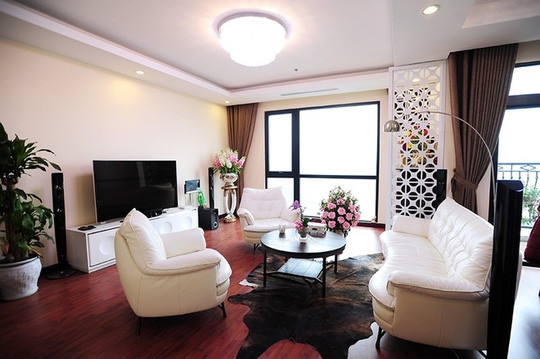 Toàn bộ sàn căn hộ được ốp gỗ sang trọng. Gia đình Huyền My không thuê kiến trúc sư riêng để thiết kế nội thất mà tự đưa ra ý tưởng trang hoàng cho tổ ấm.