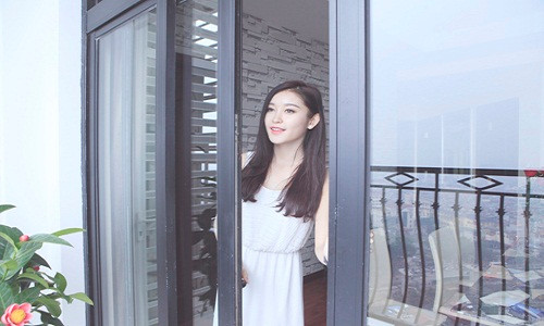Trước đây, Á hậu Huyền My sống cùng bố mẹ và em trai trong một căn biệt thự nhà vườn triệu đô sang trọng và rộng rãi ở ngoại ô Hà Nội, nhưng để tiện cho công việc của nàng Á hậu sau khi đăng quang, cả gia đình cô đã quyết định chuyển về sống gần trung tâm, trong một khu chung cư cao cấp hiện đại ở quận Thanh Xuân, Hà Nội.