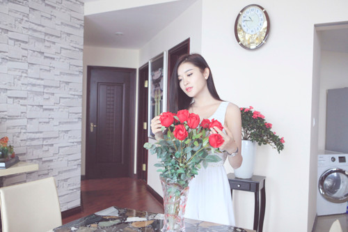 Nàng Á hậu thích cắm những lọ hoa tươi tắn để trang trí cho căn nhà thêm rực rỡ, sang trọng.