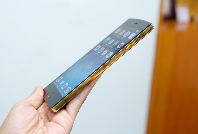 Bphone 2017 Gold được cài đặt sẵn hệ điều hành BOS dựa trên nền tảng Android 7.1.2 Nougat mới nhất. Nhờ đó BPhone 2017 Gold mang lại sự ổn định và tối ưu đáng kể khi trải nghiệm. Ảnh: Techz.