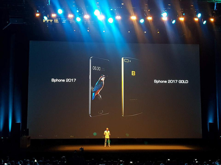 Bên cạnh ra mắt Bphone 2017 với giá gần 10 triệu đồng, Bkav còn ra mắt phiên bản cao cấp Bphone 2017 Gold hướng tới thị trường toàn cầu. Ảnh: Techz.
