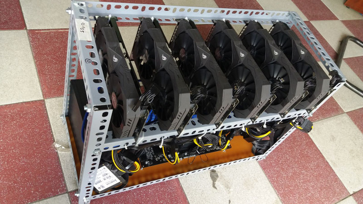 Máy đào Bitcoin là máy xử lý dữ liệu tự động của nhà sản xuất Bitmain, Antminer L3+ được lắp đặt từ chip đồ họa để phục vụ chính cho việc giải mã hệ thống Bitcoin. Ảnh: Maytinhbienhoa.
