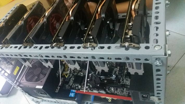 Một dàn máy chuyên dùng đào Bitcoin thường sử dụng 6 chiếc Card đồ họa. Thậm chí, khi dùng VGA của NVIDIA, số lượng VGA 1 dàn đã nâng lên con số 8. Tuy nhiên, hầu hết tại Việt Nam thường dùng nhất là dàn 6 VGA. Ảnh: Maytinhbienhoa.