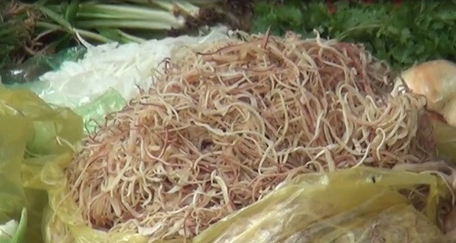 Giá bán hoa chuối thái sợi tại các chợ chỉ khoảng 20.000 - 25.000 đồng/kg. Với mức giá và màu sắc bất thường này, nhiều người mua không khỏi hoài nghi về nguồn gốc, quy trình chế biến. Ảnh: ANTV.