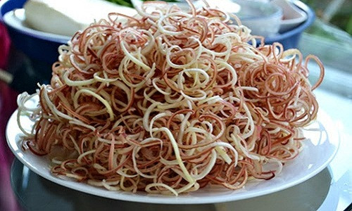 Nếu bắp chuối ngâm hoá chất sẽ có mùi hắc, khi chạm vào sẽ cảm thấy hơi nát và dễ đứt gãy. Ảnh: Giadinh.