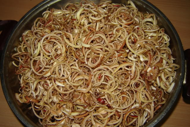 Bắp chuối thái sợi hay hoa chuối là loại rau phổ biến, thường dùng kèm với các món như bún, phở, hấp hoặc trộn gỏi... Ảnh: Yeutretho.
