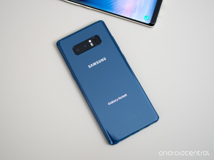 Bên cạnh đó, siêu phẩm mới của Samsung còn có thêm màu xanh đậm (Dark Blue). Ảnh: Android Central.