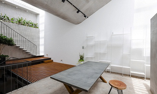 Bàn ghế gỗ độc đáo trong phòng khách. Nguồn ảnh: Archdaily.