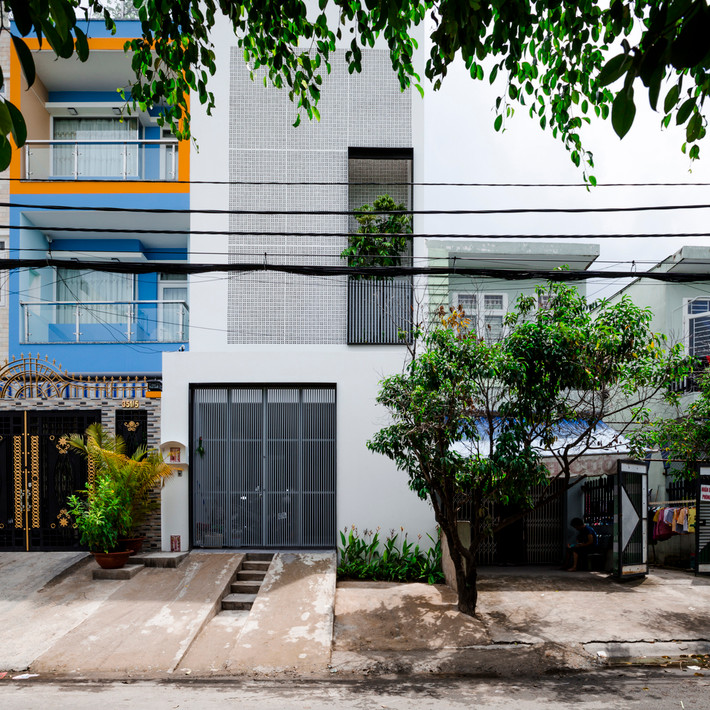 Tọa lạc tại Quận 6, TP HCM, ngôi nhà ống có tên Quiin House không quá nổi bật ở kiến trúc bên ngoài.