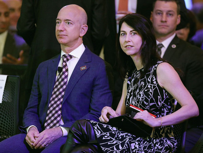 Ông luôn bắt đầu ngày mới bằng việc ăn sáng cùng vợ - nhà văn MacKenzie Bezos.