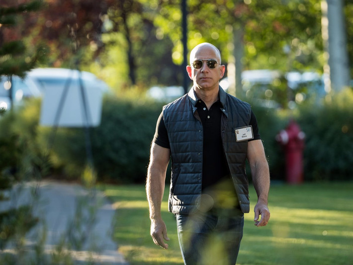 Ông chủ Amazon chưa bao giờ tiết lộ việc mình có tập thể dục hay không. Tuy nhiên, những bức ảnh trong sự kiện gần đây cho thấy vị tỷ phú này có thể được so sánh với Vin Diesel về độ cơ bắp.