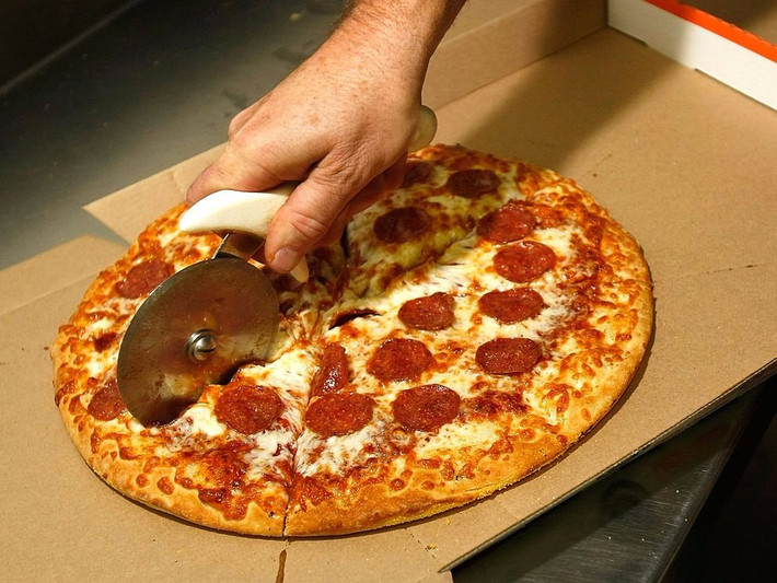 Khi tổ chức họp, ông luôn tuân thủ quy tắc "hai chiếc pizza". Ông không bao giờ tổ chức một cuộc họp mà số người không đủ để ăn hai chiếc pizza.