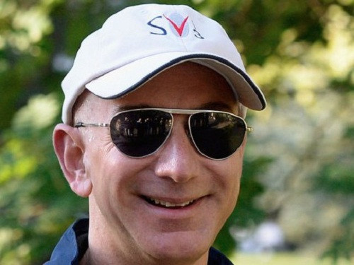 Ngày 27/7 vừa qua, tỷ phú Jeff Bezos đã vượt qua Bill Gates để trở thành người giàu nhất thế giới trong vài giờ với khối tài sản lên tới 92,3 tỷ USD. Tuy nhiên, đến cuối phiên giao dịch, cổ phiếu Amazon mất giá khiến Jeff Bezos lại quay về vị trí số 2 với 89,3 tỷ USD, nhường lại ngôi đầu cho Bill Gates.